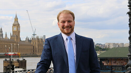 Thomas Gravatt with the Houses of Parliament in the background